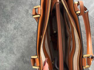 Bolso Guess floral marrón y multicolor