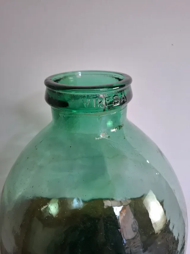 Antigua damajuana verde