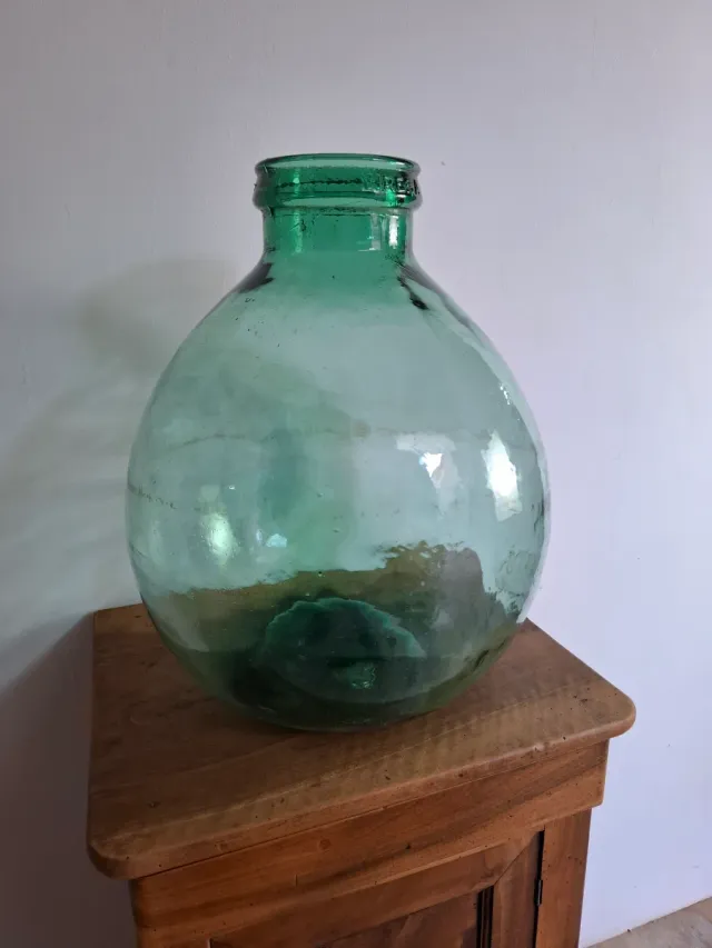 Antigua damajuana verde