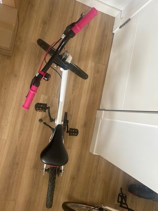Bicicleta infantil blanca y rosa