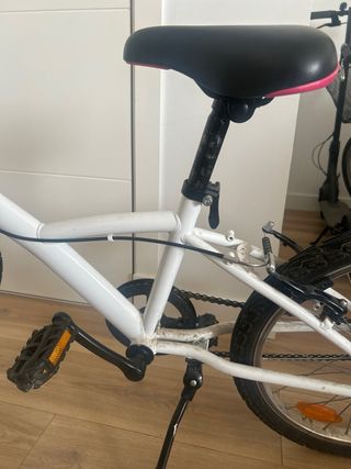 Bicicleta infantil blanca y rosa