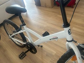 Bicicleta infantil blanca y rosa