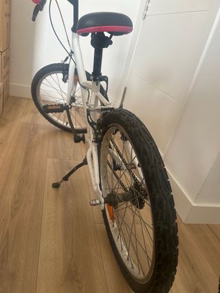 Bicicleta infantil blanca y rosa