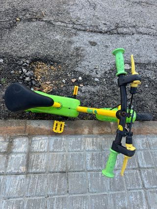 Bicicleta infantil amarilla y verde