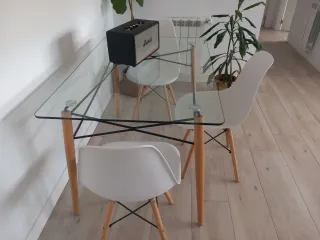 Mesa de cristal y madera