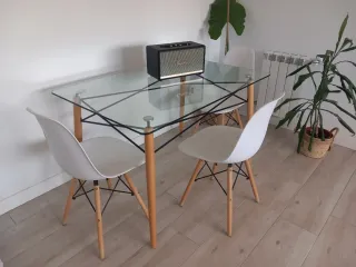 Mesa de cristal y madera