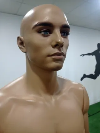 Maniquí hombre torso musculoso