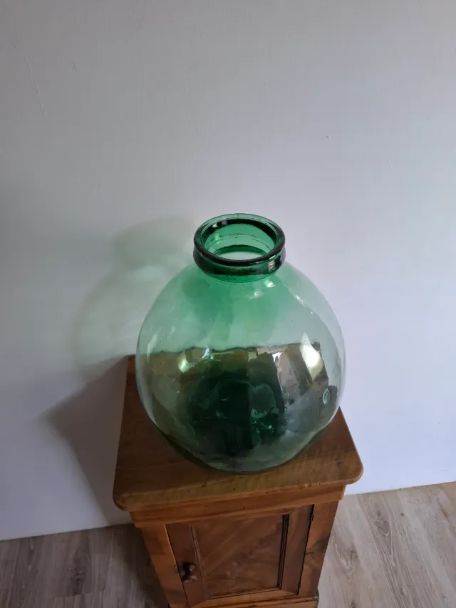 Antigua damajuana de vidrio verde