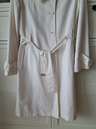 Gabardina blanca con cinturón