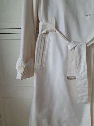 Gabardina blanca con cinturón