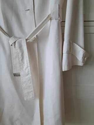 Gabardina blanca con cinturón