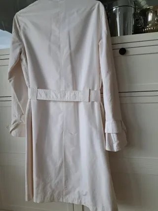 Gabardina blanca con cinturón