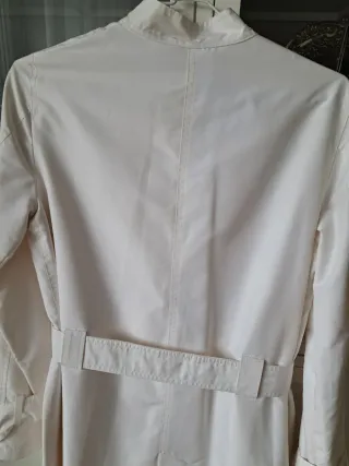 Gabardina blanca con cinturón