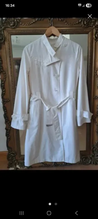 Gabardina blanca con cinturón