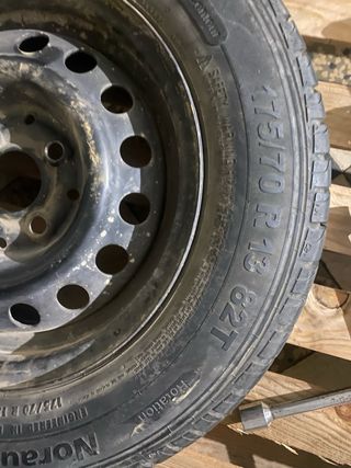 Lote: Rueda, Llave y Gato Coche