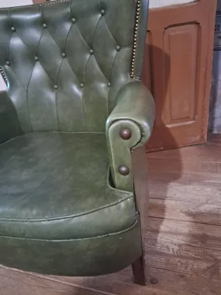 Sillón pequeño de piel verde