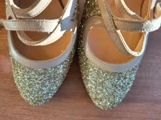 Zapatos de tacón mujer dorados y beige