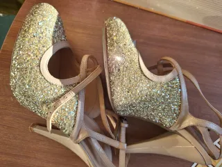 Zapatos de tacón mujer dorados y beige