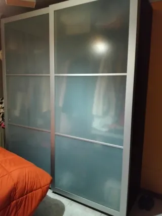 Armadio Ikea con porte scorrevoli, scarpiera interna