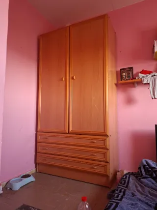 Armario de madera con cajones