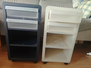 2 Cajoneras de plástico blancas y azul oscuro,