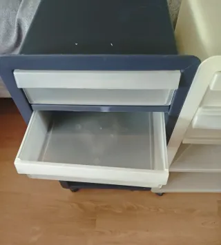 2 Cajoneras de plástico blancas y azul oscuro,