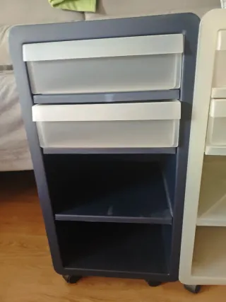 2 Cajoneras de plástico blancas y azul oscuro,