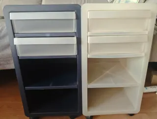 2 Cajoneras de plástico blancas y azul oscuro,