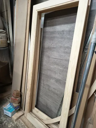 Juego de 2 hojas de ventana de madera en pino .