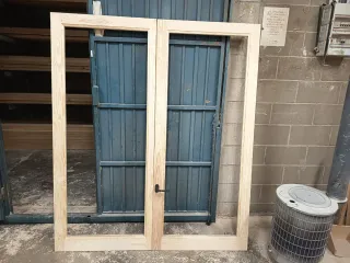 Juego de 2 hojas de ventana de madera en pino .