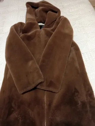 Chaquetón de pelo marrón con capucha