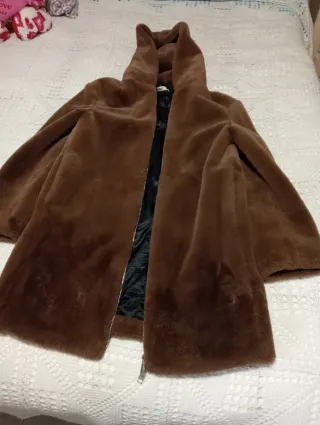 Chaquetón de pelo marrón con capucha