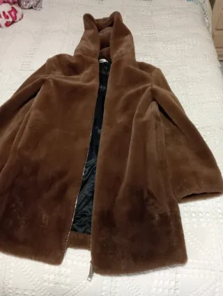 Chaquetón de pelo marrón con capucha