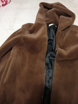 Chaquetón de pelo marrón con capucha