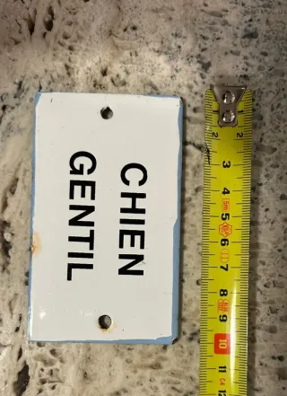 Placa vintage com frase "Chien Gentil"