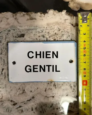 Placa vintage com frase "Chien Gentil"
