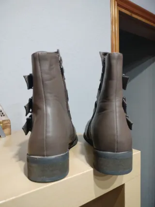 Botines para chica con cremalleras interiores.