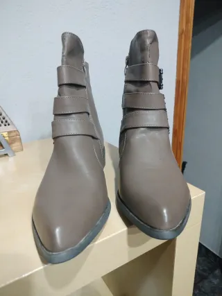 Botines para chica con cremalleras interiores.