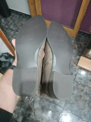 Botines para chica con cremalleras interiores.