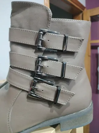 Botines para chica con cremalleras interiores.