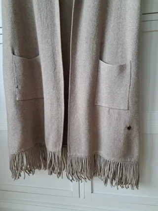 Chaleco de punto largo beige con bolsillos