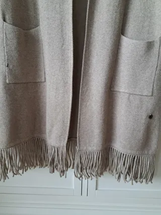 Chaleco de punto largo beige con bolsillos