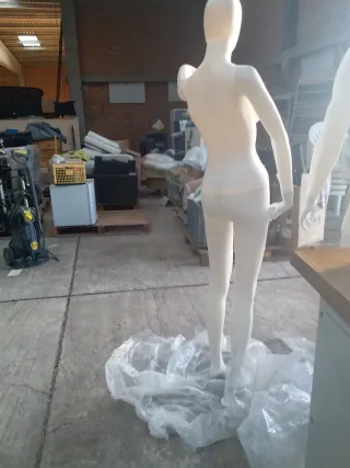 Maniquí de mujer blanco desmontable
