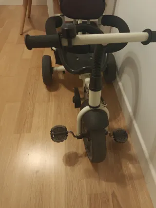 Triciclo infantil con manillar