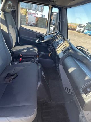 Camión Nissan Atleon con grúa Palfinger