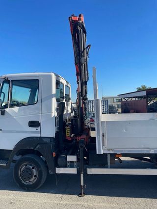 Camión Nissan Atleon con grúa Palfinger