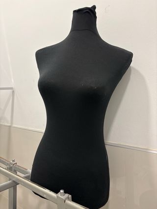 Maniquí negro para ropa