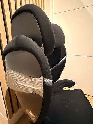 Silla elevadora negra. Cybex Gold.