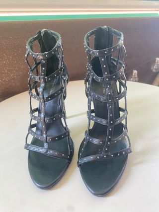 Botín negro gladiador con tachuelas