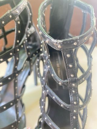 Botín negro gladiador con tachuelas